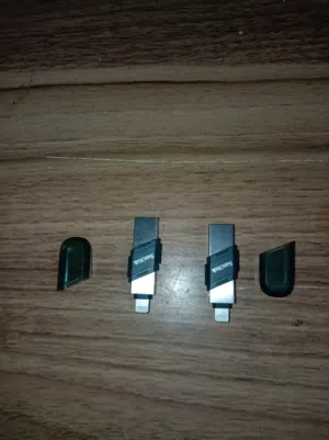 فلاش ميموري 128 جيجا مزدوج usB مع iphone بحاله جديده ممتازه يستخدم لنقل المعلومات من وإلي
