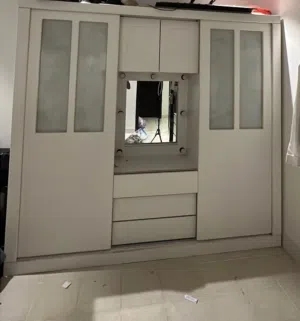 دولاب ملابس كبير.