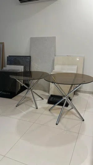 طاولة زجاج مودرن بقاعدة معدنية – تصميم أنيق