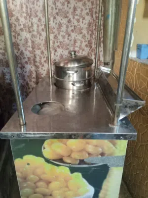 عربة ذرة مع جميع مستلزماتها
