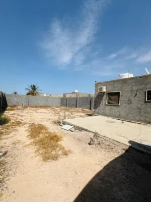ارض سكنية للبيع يوجد بها استراحة في قزير