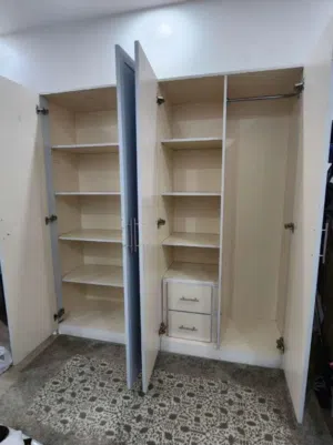 دولاب خشب مستعمل نظيف جدا