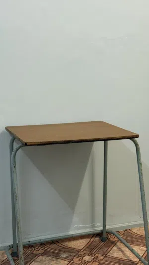 طاولة خشبية مستعملة  Used wooden table  उपयोग की हुई लकड़ी की मेज़