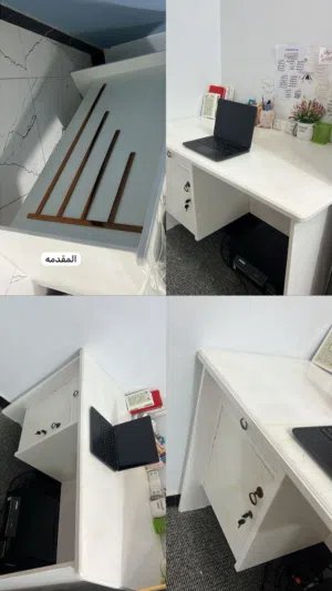 ميز مكتبي نظيف