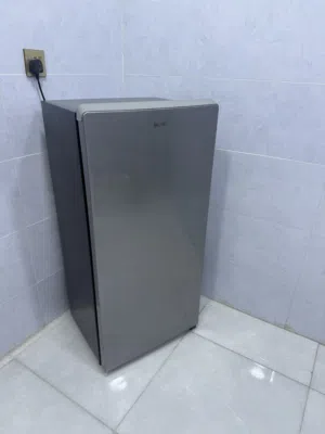 ثلاجة متوسطة الحجم