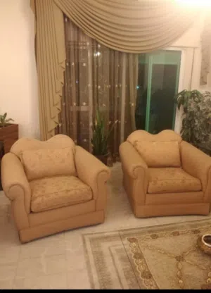 طقم كنب للبيع مع ستارة بحالة جيدة
