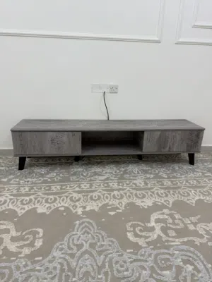 للبيع طاولة تلفزيون شبه جديده