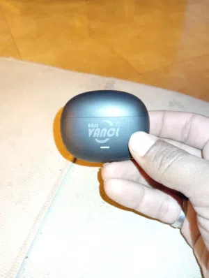 ايربودز vancl v200 صوت قوي وعازل الضوضاء مقاومة التعرق تاخد بيها دش بطاريه تعمل 6سعات 30مع العلبه