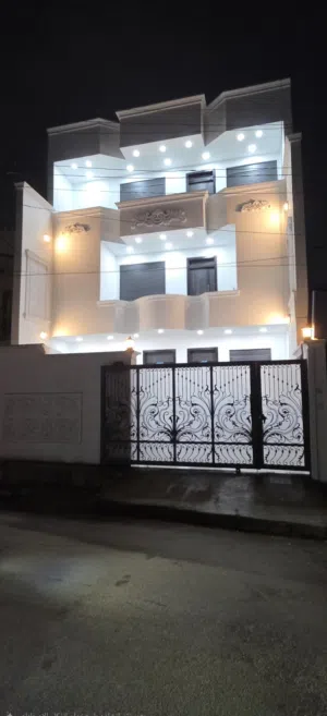 بيت ثلاث طوابق جديد في الجامعة