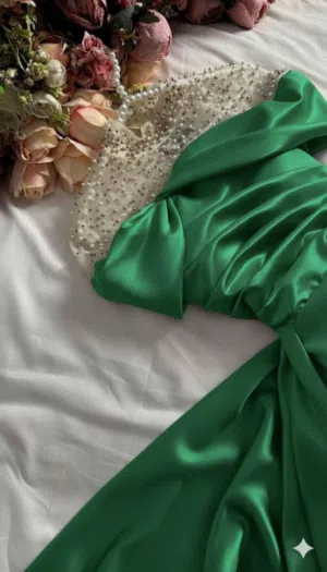 فستان سهرة كلوش فخم بقماش الساتان المبطن تسليم فوري.
