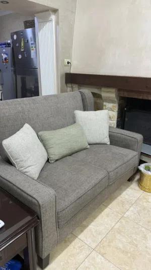 طقم كنب شبه جديد + طقم طاولة وسطية مع طاولتين جانبيات وقاعدة تلفزيون (خشب زان ولاتيه)