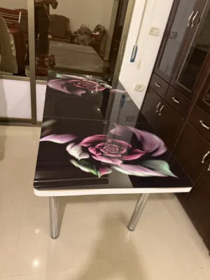 طاوله سفرة زجاج و ألمونيوم للبيع