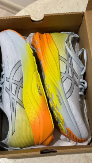 للبيع حذاء رياضي جري جديد (اصلي)شرط الفحص : النوع gel kayano 32 الجديد