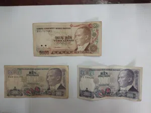 عملات تركية قديمة فئة 1000 عدد 2 و 5000 عدد1 تاريخها 1970/01/14 العمر 55سنة .