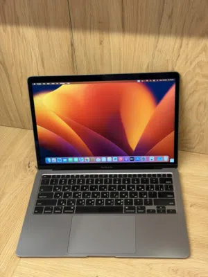 MacBook Air. M1-Chip. 8 RAM. 512 SSD. 13.3-inch