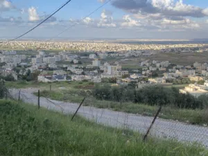 فرصتك الذهبية لبناء بيت العمر او إسكان- ارض سكنية مرتفعة باطلاله ساحرة مساحة 1 دونم و 79 متر