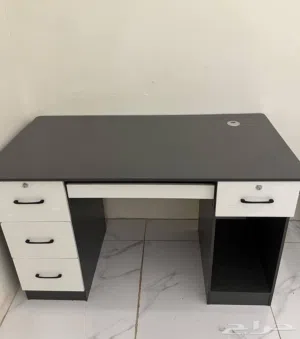 مكتب مع حوارير وقفل لون رمادي