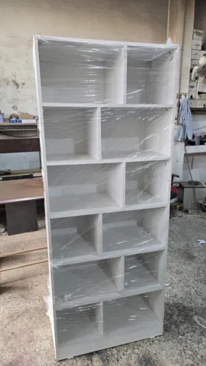 خزانة للكتب عدة الوان فقط