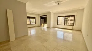 شقة فخمة في دير غبار