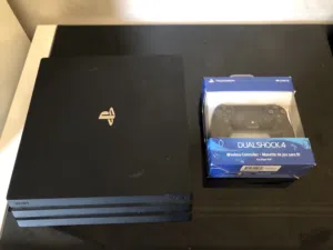 Ps4 pro 1000g مع controller  (!!مستعملين!!)