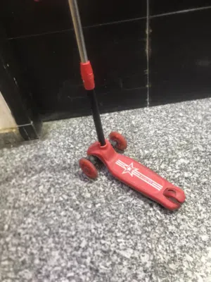 سكوتر أطفال 3 عجلات بحالة ممتازة + إضاءة LED بالعجلات (نظيف جدًا)