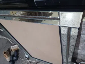 برواز حائط مع لوحة بشكل جميل وزخرفة بحالة جيدة جدا للبيع