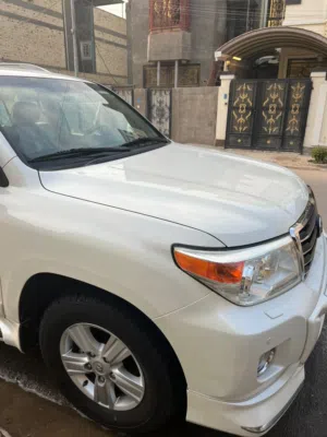 جكسارة للبيع فقط لون ابيض موديل 14 باسمي رقم بصرة ماشية 120 الف كيلو بية صبغ ربع الداير تقريب شبر