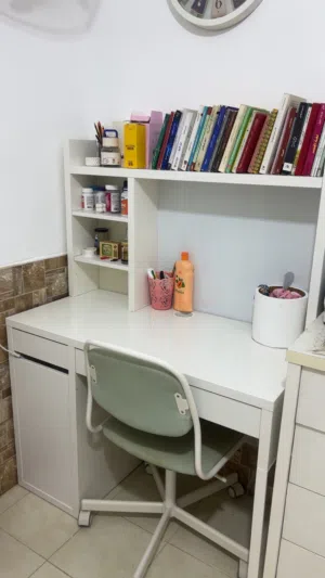 مكتب دراسي مع الكرسي بحالة جيدة جدا
