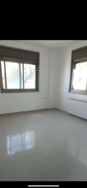 ثلاث غرف نوم غير مفروشة