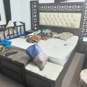 غرفة نوم كامله مع جميع اغراضها