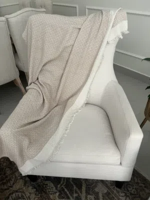 كرسي بذراعين (armchair) بحالة ممتازة للبيع