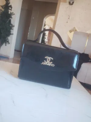 شنطه لون اسود مع حزام ذهبي طويل شنطه لون بنفسجي مه حزام طويل