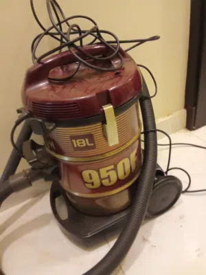 مكنسة كهربائية Hitachi (18 لتر - 2100 واط): شبه جديدة (استخدمت 5 مرات فقط)