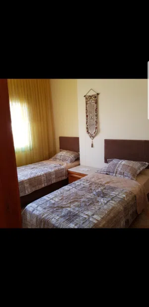 7 أسرّة مفرد + 4 كومودينا + 3 تواليت + 3 مراي تواليت (بحالة ممتازة)