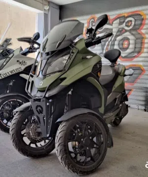سكوتر Quadro 2019 ثلاثي العجلات (صناعة سويسرية) غني ، يجمع بين هيبة الدراجات النارية والأمان