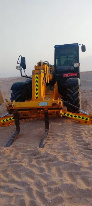 بوم لودر موديل 2016 ماركة JCB 12m شغال في شركة بمدخول 1250 ريال في شهر