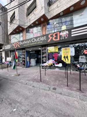 محل ملابس للبيع