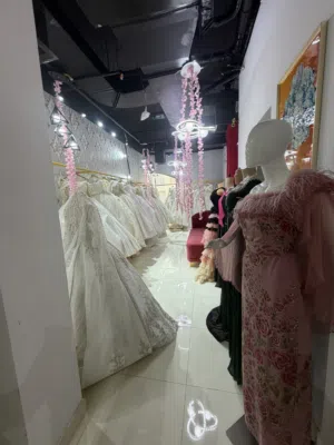 معرض للبيع بكل فساتينه (فساتين اعراس وسهره) في القرم مسقط وايجار رخيص