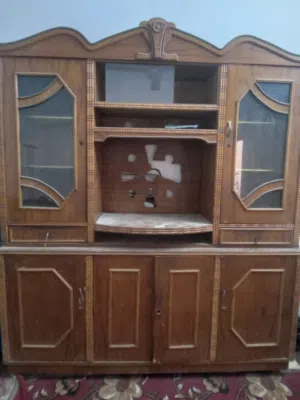 معرض منفصل عرض 3متر فوق وحد وتحت وحد... خشبة نظيف يحتاج صبغ و يدات