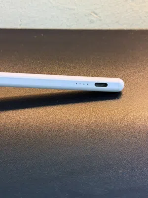 قلم ستايلس (Stylus Pen) مخصص للتابلت ،يوجد منفذ USB-C للشحن ، السعر 25