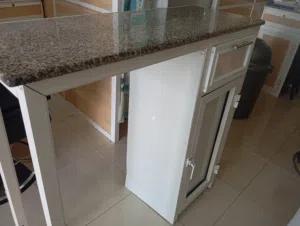 ثلاث طاولات و أربع حواجز و لوحه المحل