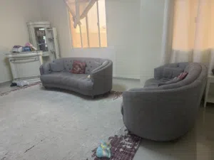 كنبين واحد ثلاث اشخاص والثاني لشخصين ب850