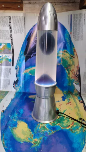 مصباح ديكوري من نوع Lava Lamp يعطي إضاءة مريحة وجو هادئ ومميز للغرفة.