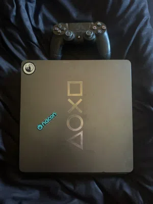 بلايستيشن 4 سليم (PS4 Slim) سعة 1 تيرا مع يد تحكم أصلية