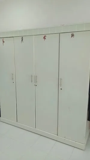 غرفة نوم مستخدم اللون ابيض الكبت اربعة ابواب والسرير 190x200