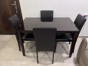 للبيع طاولة طعام أنيقة مع 4 كراسي – بحالة ممتازة