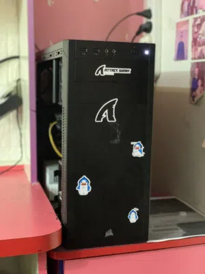 جهاز كمبيوتر شبه جديد مرتب للبيع