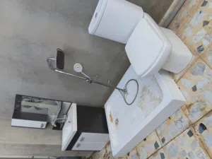 مواد صحية وأبواب ورواشن لبيع طرابلس