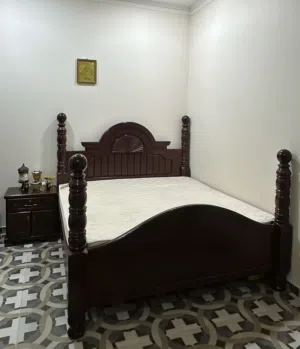 urgent sale bed tables mirror