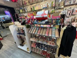 محل كوزمتكس للبيع مستعجل